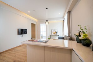 Caja de seguridad en la habitación, escritorio y cortinas blackout