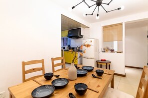 Apartamento, 2 quartos | Cozinha privada | Geladeira, micro-ondas, cooktop, chaleira elétrica