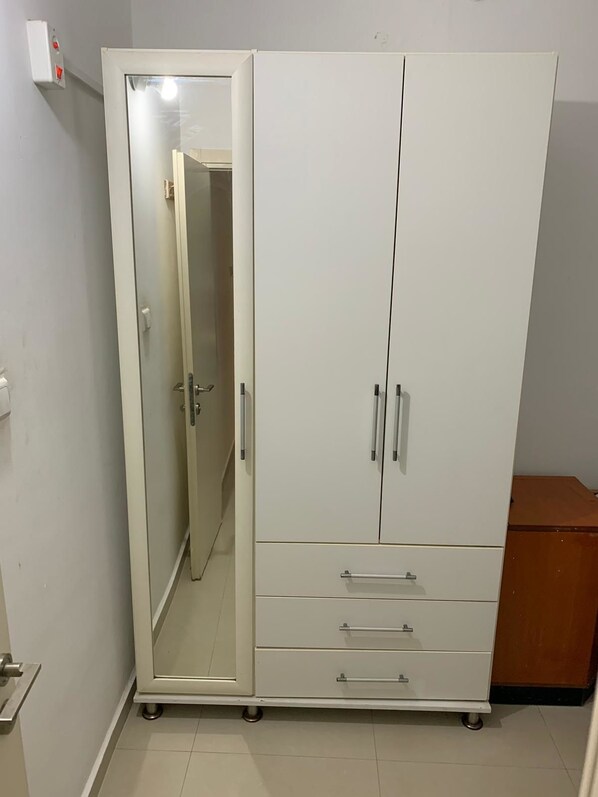 Tabla de planchar con plancha y ropa de cama