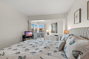 คอนโด, หลายเตียง (2 Bedrooms) | 2 ห้องนอน, โต๊ะทำงาน, พื้นที่ทำงานแบบใช้แล็ปท็อป, เตารีด/โต๊ะรีดผ้า