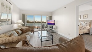 Huoneisto, useita sänkyjä (2 Bedrooms) | Oleskelualue | Televisio, leluja