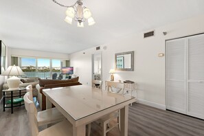 คอนโด, หลายเตียง (2 Bedrooms) | บริการอาหารในห้องพัก