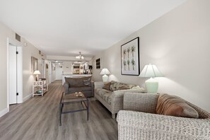 คอนโด, หลายเตียง (2 Bedrooms) | บริเวณนั่งเล่น | ทีวี, ของเล่น