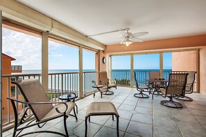 Una televisión de pantalla plana, juguetes