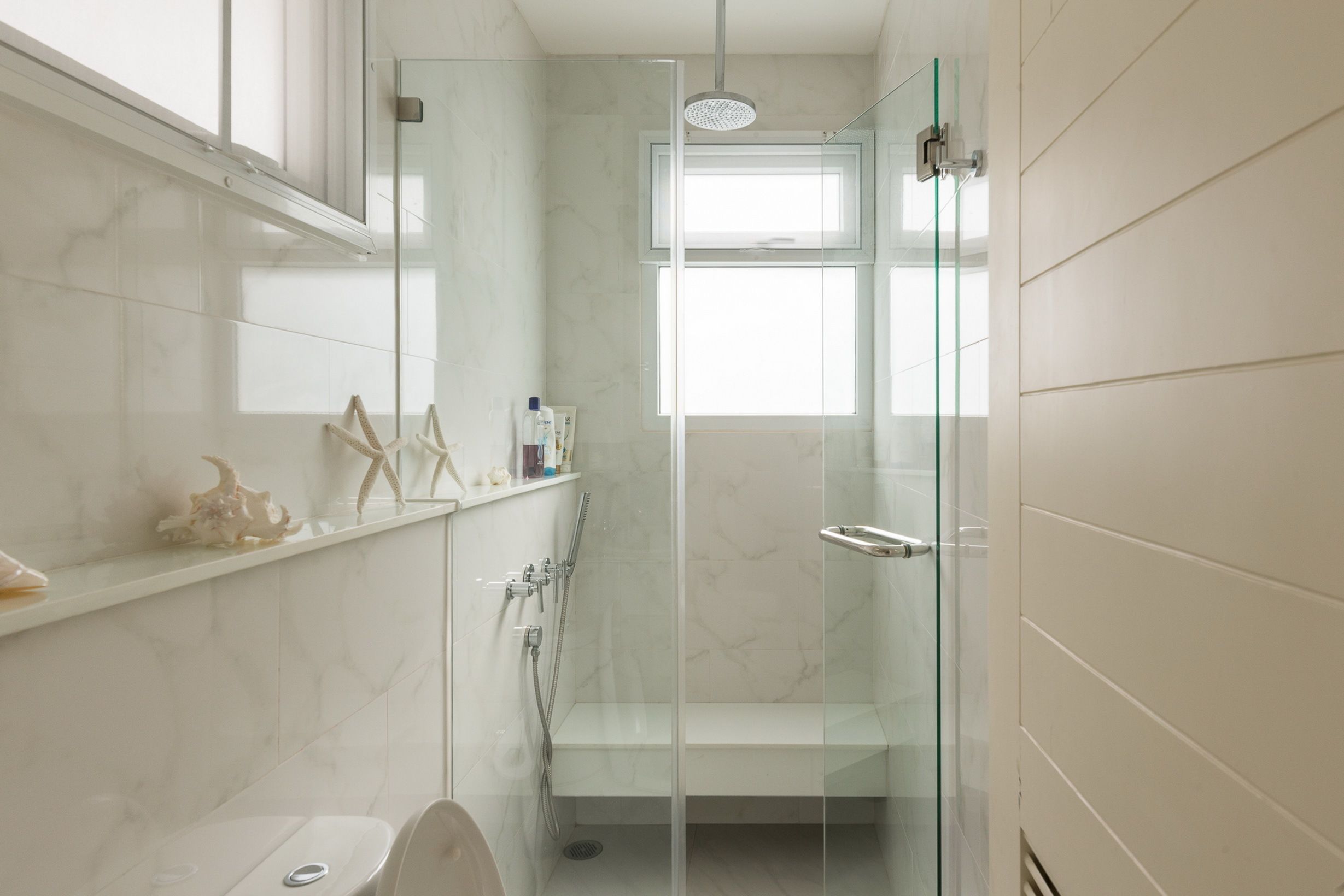 Suite, 2 habitaciones | Baño | Ducha, artículos de higiene personal gratuitos y secador de pelo