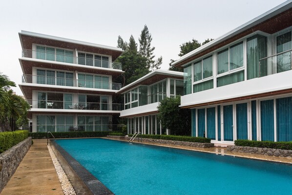 Una piscina al aire libre