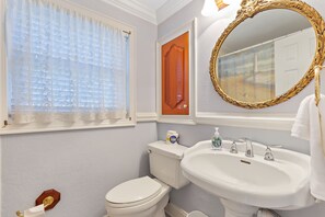 Condo, Multiple Beds (2 Bedrooms) | Bathroom | Free toiletries, hair dryer, towels, soap