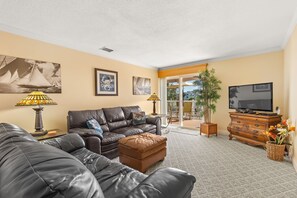 Appartement, plusieurs lits (2 Bedrooms) | Salle de séjour | Télévision à écran plat, jouets