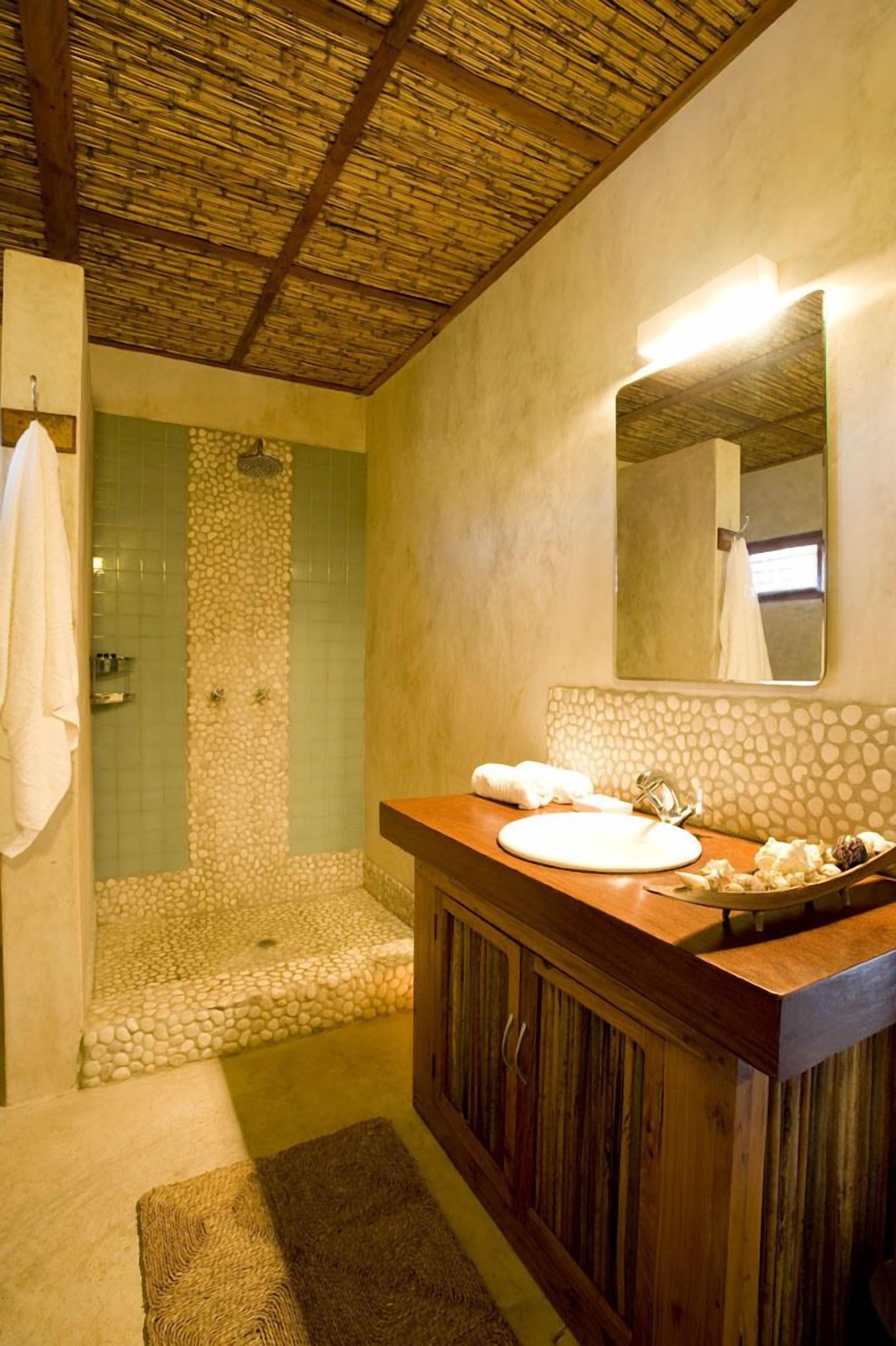 Shower, rainfall showerhead, free toiletries, hair dryer