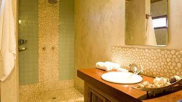 Shower, rainfall showerhead, free toiletries, hair dryer