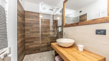 Habitación doble superior, vista a la montaña | Baño | Regadera, regadera tipo lluvia, secadora de cabello, bidet