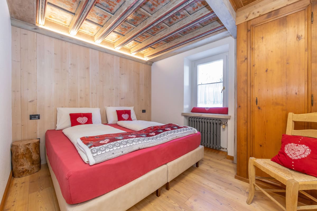 Standard Double Room | Blackout drapes, cribs/infant beds, bed sheets