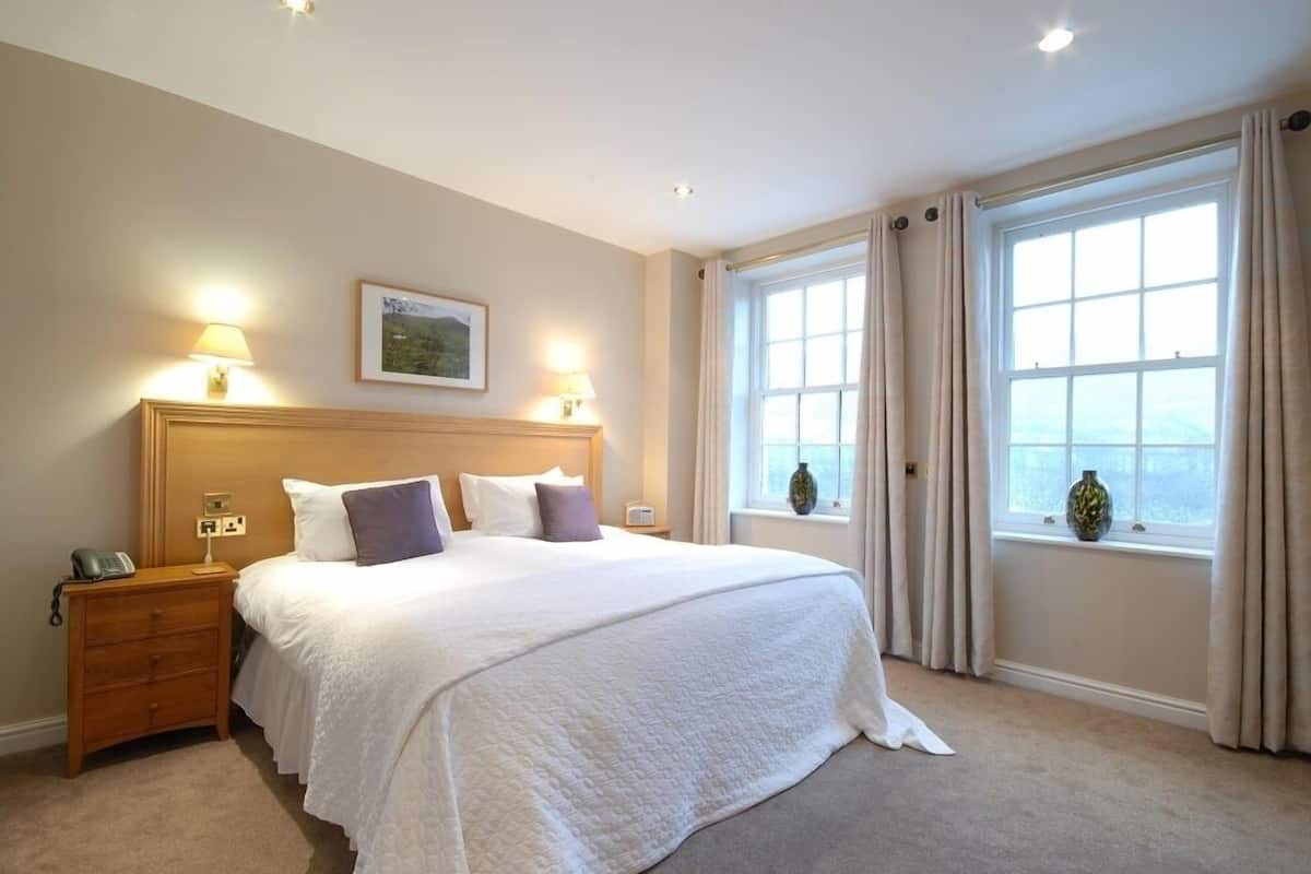 king double room | 1 bedroom, in-room safe, desk, iron/ironing board