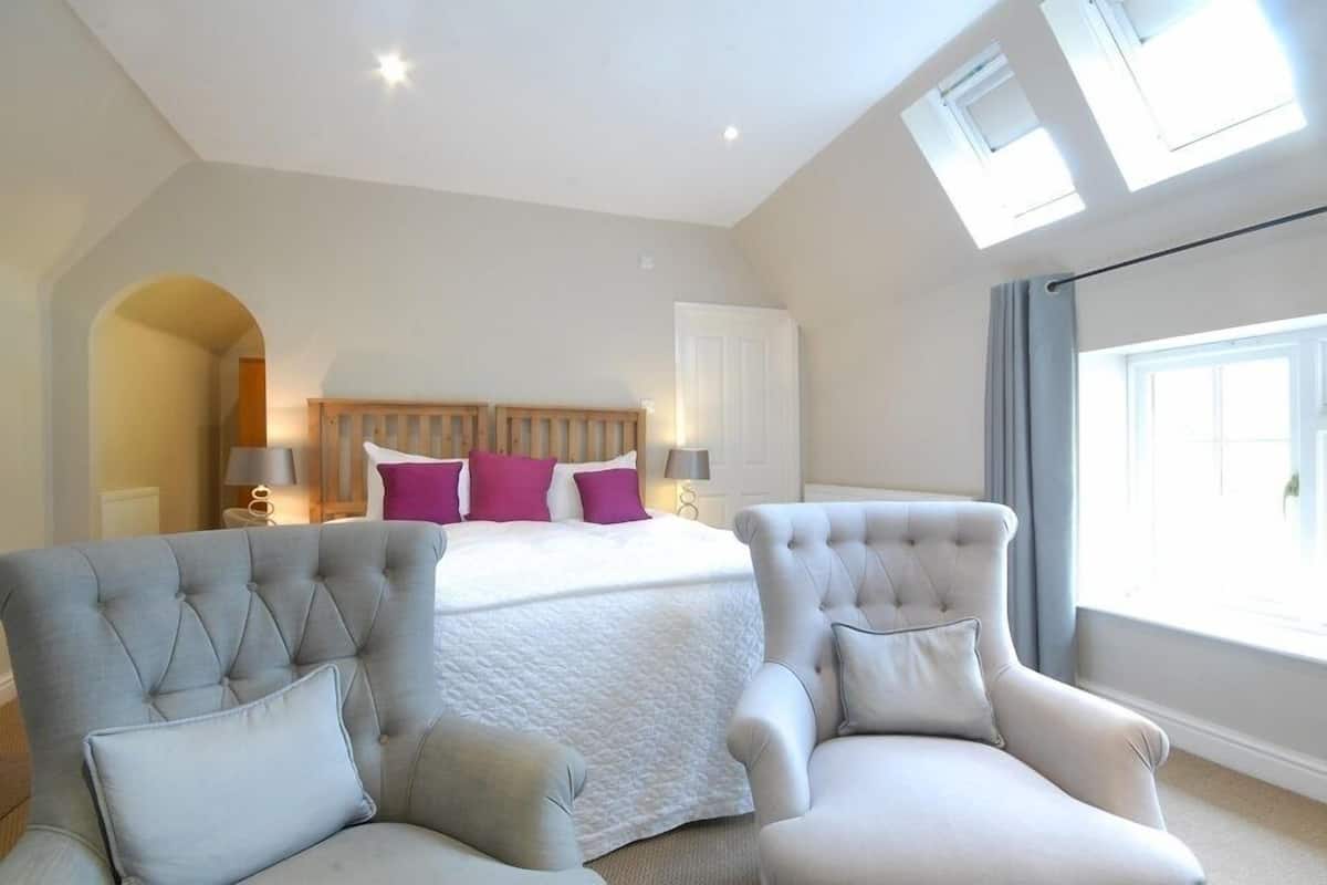 king double room | 1 bedroom, in-room safe, desk, iron/ironing board