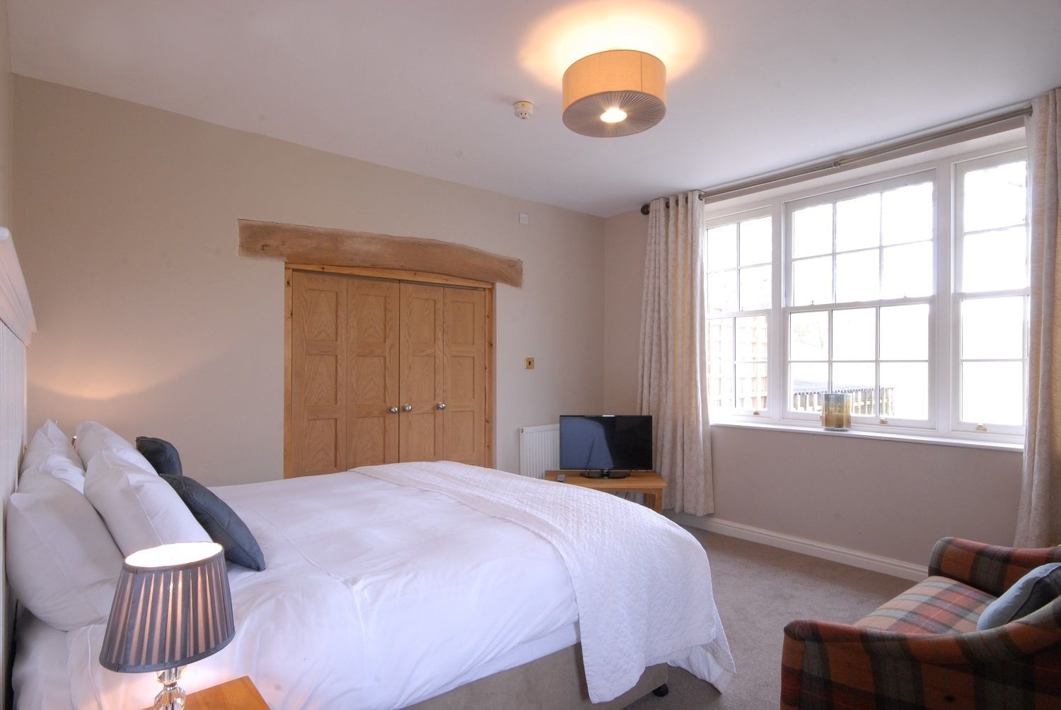 deluxe king room | 1 bedroom, in-room safe, desk, iron/ironing board