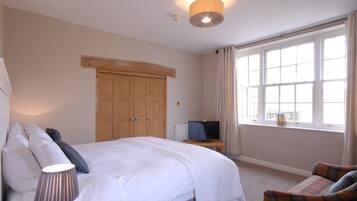 Deluxe King Room | In-room safe, desk, iron/ironing board, free WiFi