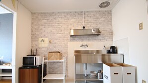 スタンダード シングルルーム 503 | 専用簡易キッチン | 冷蔵庫、電子レンジ、調理器具と食器