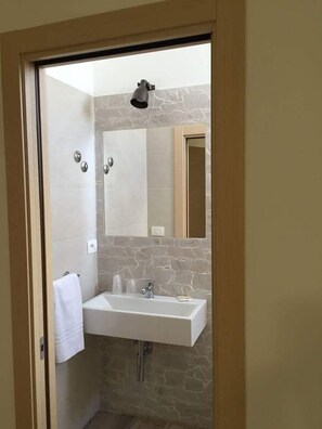 Tremannsrom | Bad | Dusj, regndusjhode, badekåper og bidé