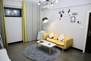 Apartment, 2 Schlafzimmer | Wohnbereich | Flachbildfernseher
