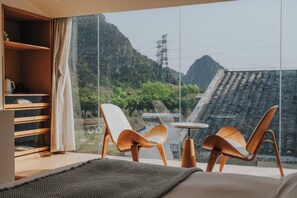 Panoramic Suite, 2 Bedrooms, Non Smoking, Mountain View | Living area