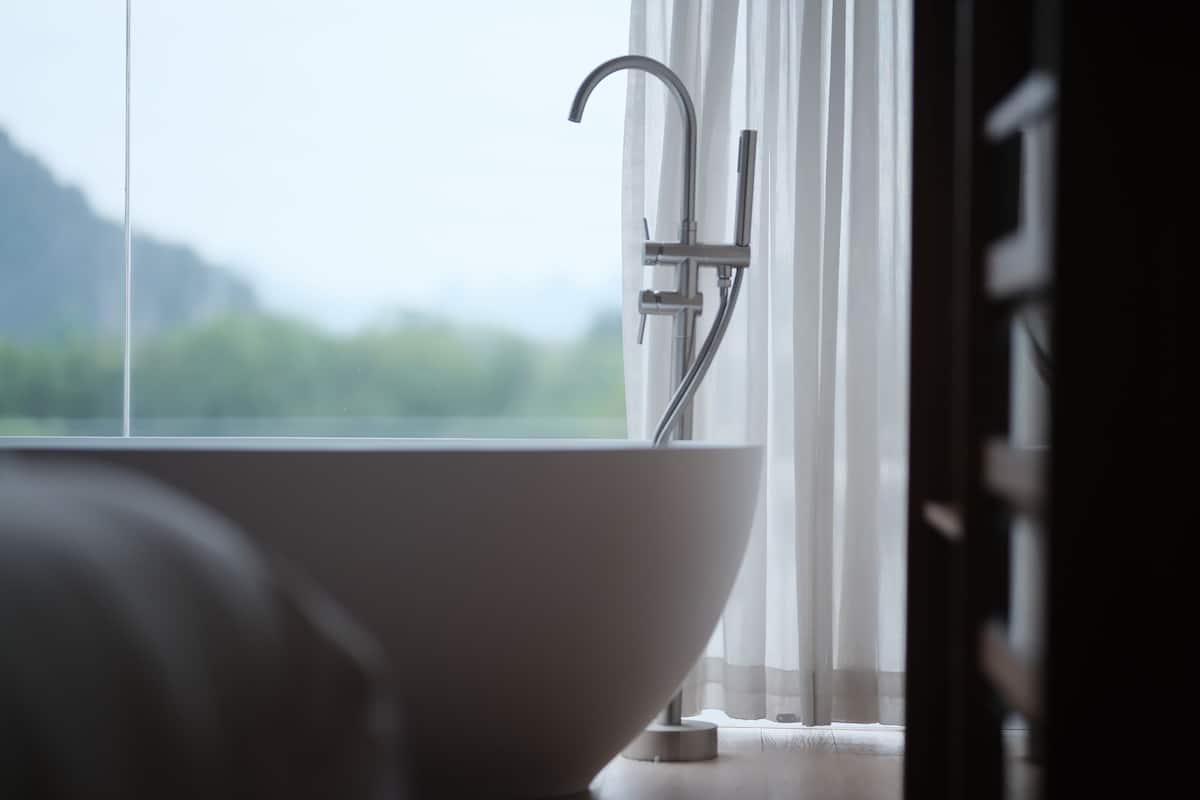 Duş, geniş duş başlığı, ücretsiz banyo/kozmetik ürünleri