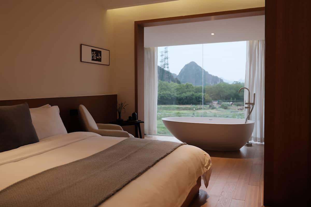 ห้องพาโนรามิกสวีท, 2 ห้องนอน, ปลอดบุหรี่, วิวภูเขา | เครื่องนอนระดับพรีเมียม, ผ้านวมขนเป็ด, เตียงพร้อมฟูกเสริมที่นอน