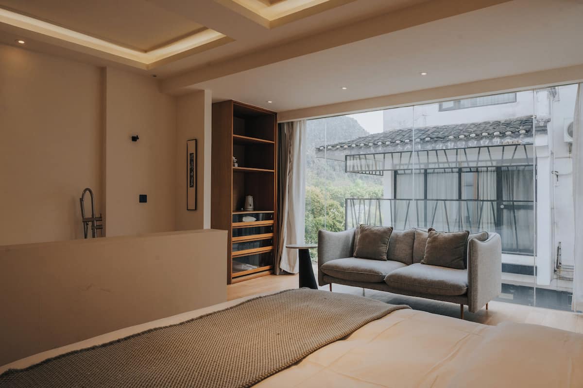 Panoramic Oda | Kaliteli yatak takımı, kuştüyü yorgan, yastık yüzeyli yatak