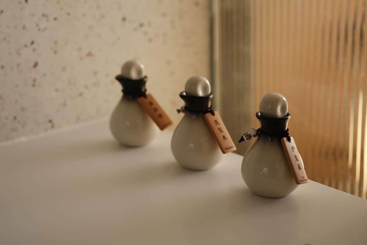 Duş, geniş duş başlığı, ücretsiz banyo/kozmetik ürünleri