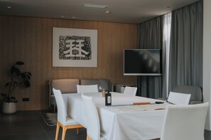 Panoramic-Suite, 2 Schlafzimmer, Nichtraucher, Bergblick | Wohnbereich