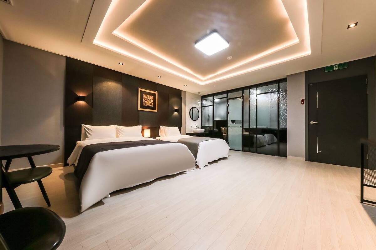 Zweibettzimmer | Zimmersafe, Verdunkelungsvorhänge, schallisolierte Zimmer