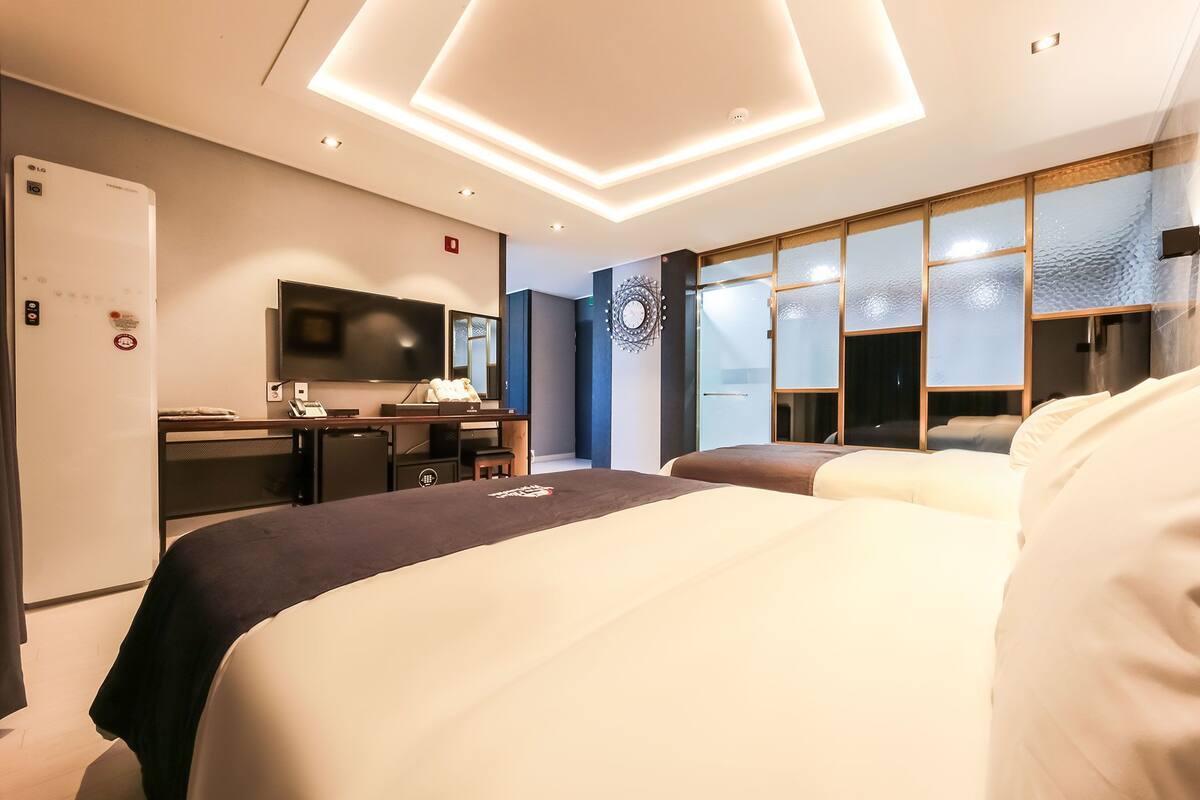 Familienzimmer | Zimmersafe, Verdunkelungsvorhänge, schallisolierte Zimmer