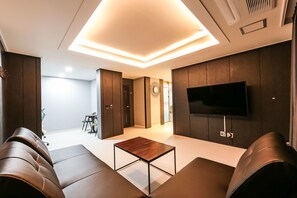 Familienzimmer | Wohnbereich | Flachbildfernseher, Computer