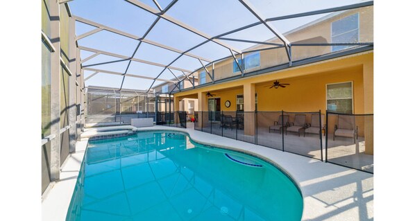 Outdoor pool - Watersong Dream (Davenport)