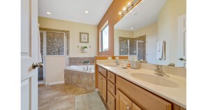 Combined shower/bathtub, towels