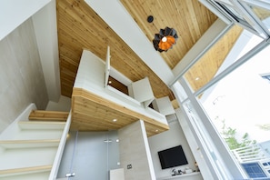 Habitación panorámica, 2 camas matrimoniales, vista a la bahía (Cozy 2F) | Ropa de cama de alta calidad, edredón, camas Select Comfort y minibar 