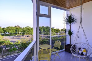 Quarto quádruplo panorâmico, várias camas, vista para a baía (3F Joy) | Terraço/pátio