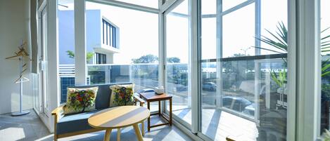 Phòng có tầm nhìn toàn cảnh, 2 giường đôi, quang cảnh vịnh (Cozy 2F) | Bộ đồ giường cao cấp, chăn bông, nệm Select Comfort, minibar