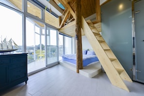 Habitación cuádruple panorámica, varias camas, vista a la bahía (3F Joy) | Ropa de cama de alta calidad, edredón, camas Select Comfort y minibar 