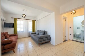 アパートメント 1 ベッドルーム ガーデン | 客室ごとに異なる装飾、デスク、ノートパソコン用作業スペース、遮光カーテン