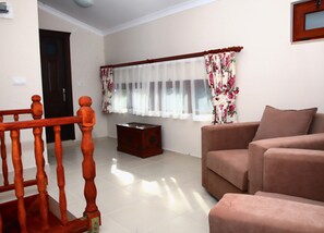 Apartament, 1 dormitori, zona enjardinada | Decoració individual i escriptori 