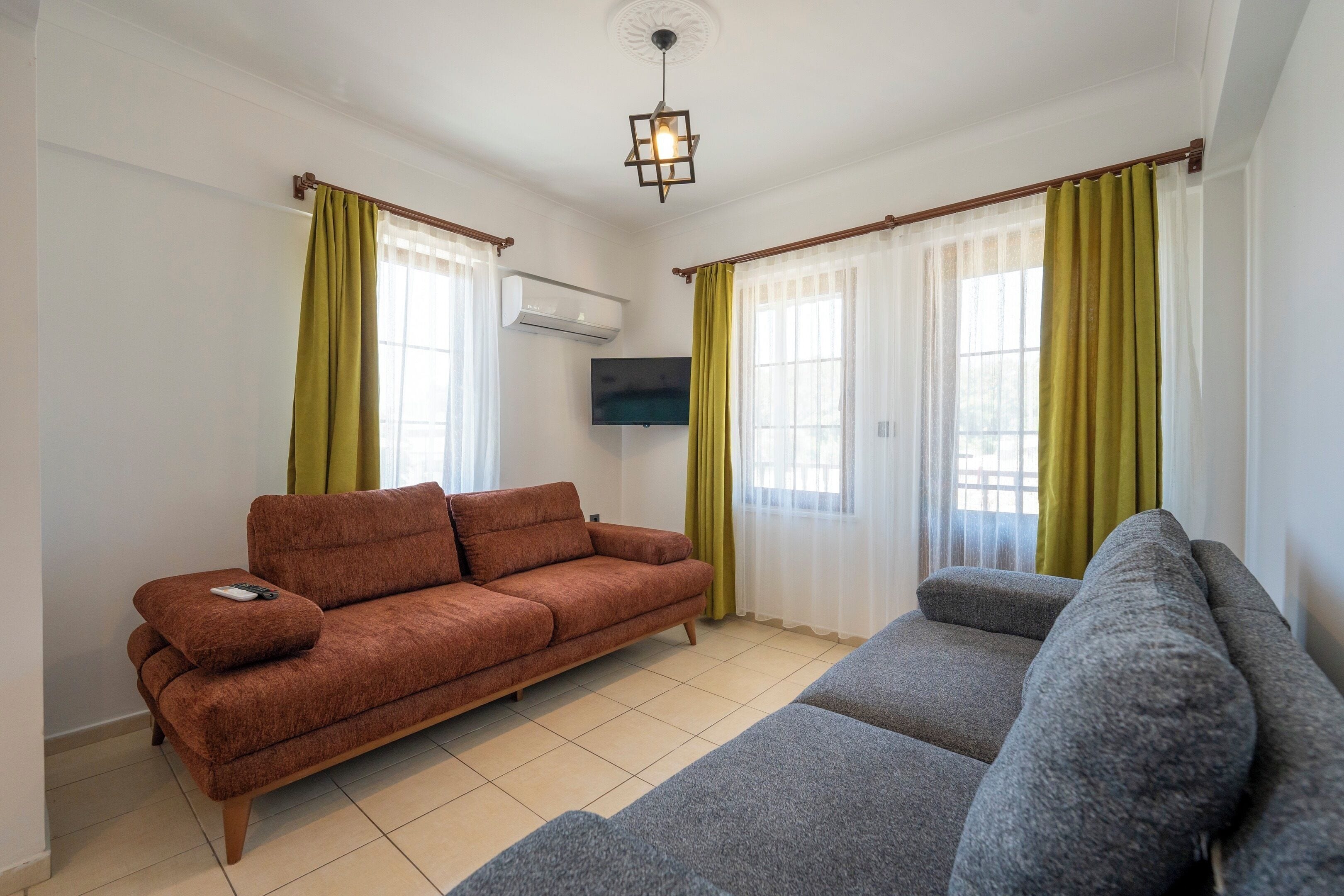 Departamento, 1 habitación, en el área del jardín | Decoración personalizada, escritorio y espacio para trabajar con laptop 