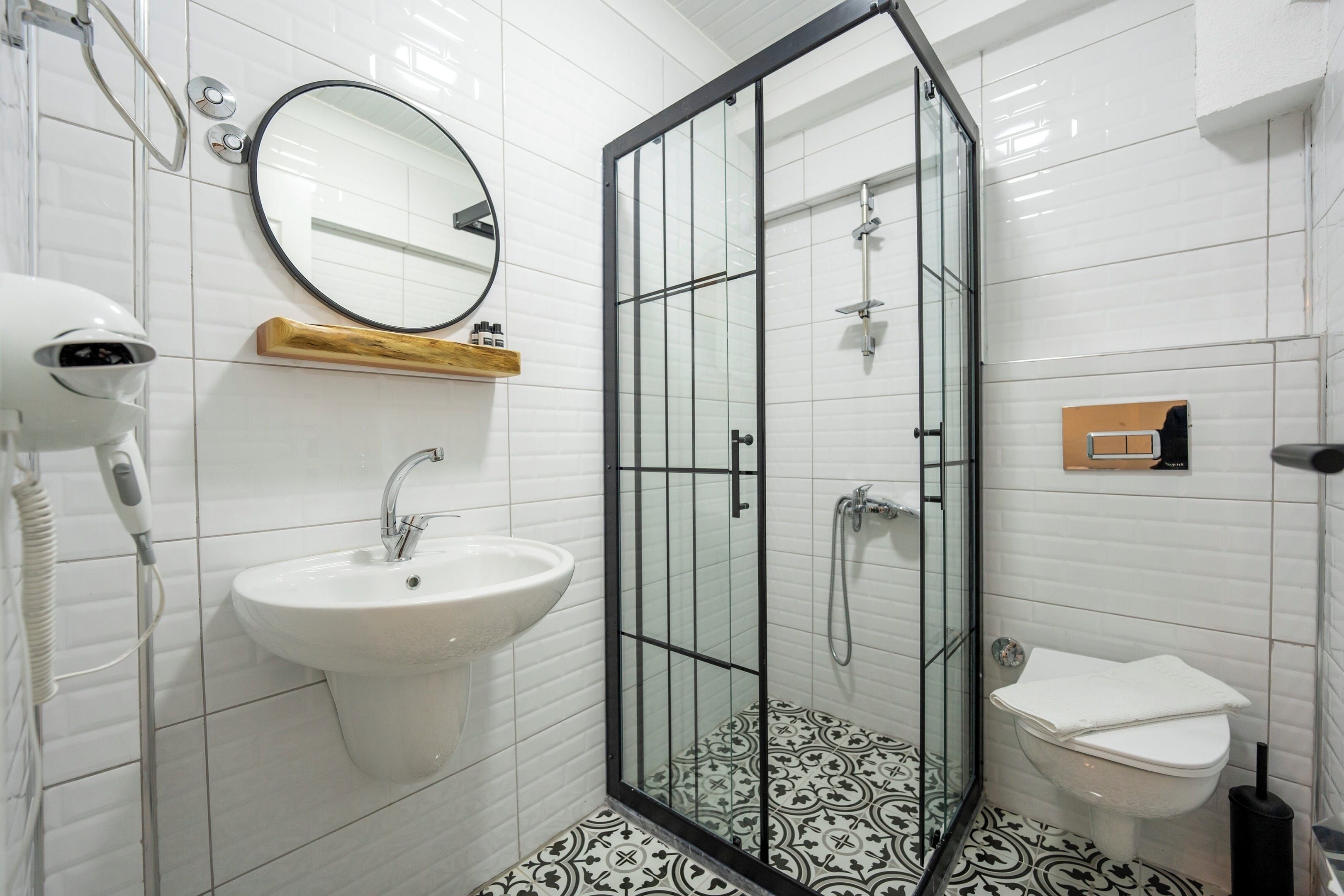 Habitació doble econòmica, zona enjardinada | Bany | Dutxa i tovalloles 