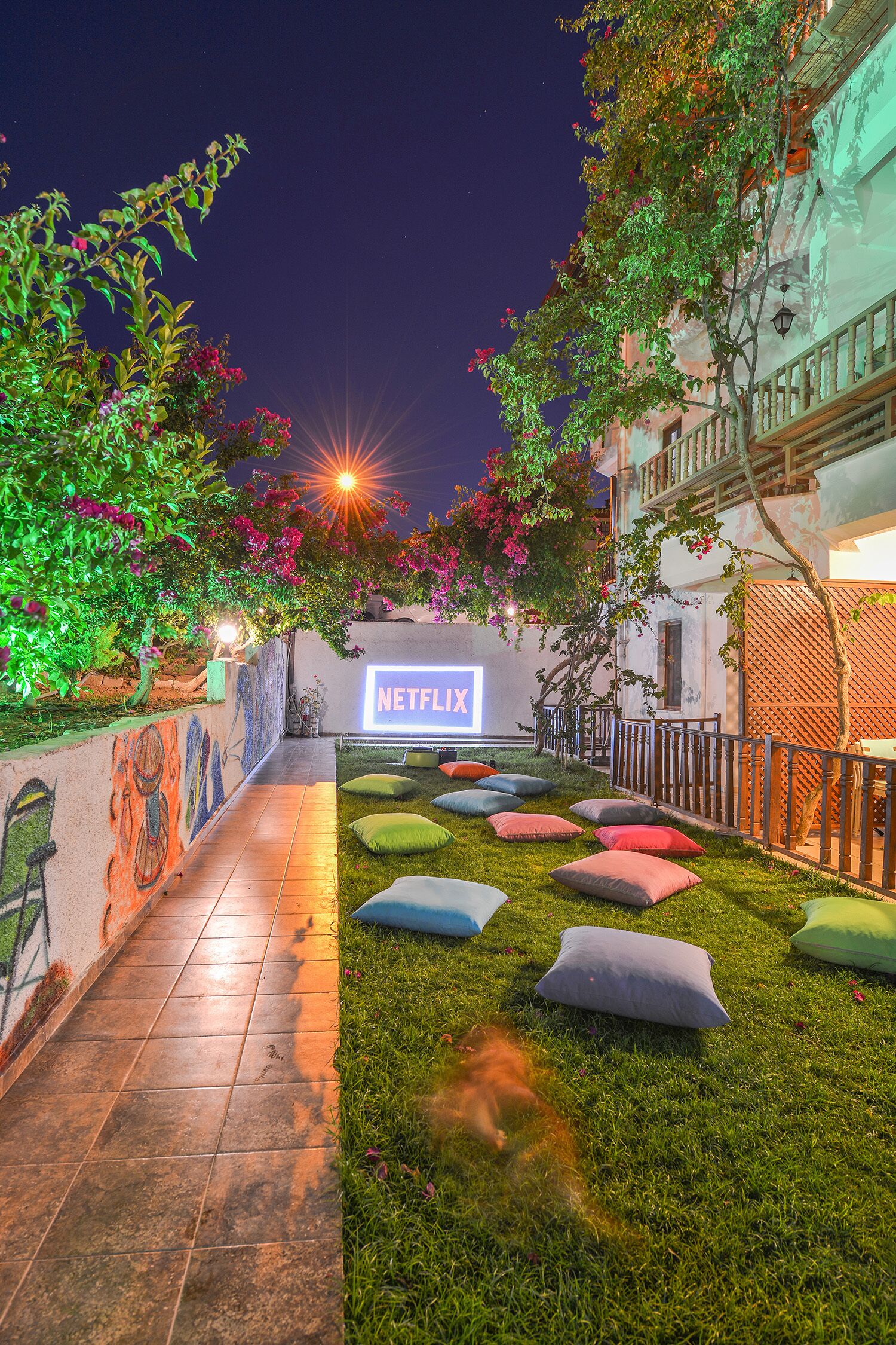 住宿正面 - 傍晚/夜晚