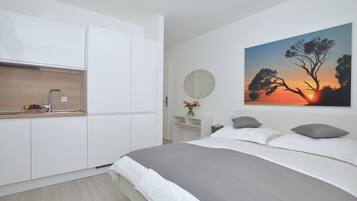 Standard-Studio, Balkon, eingeschränkter Meerblick | Daunenbettdecken, Pillowtop-Betten, Minibar, Zimmersafe