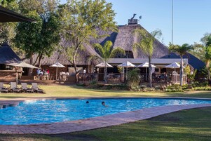 3 piscinas externas, guarda-sóis, espreguiçadeiras