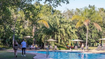 3 piscinas al aire libre, sombrillas, tumbonas