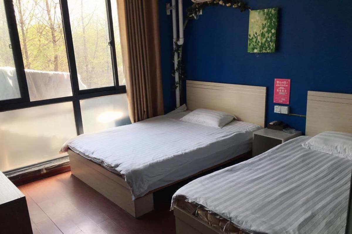 Caja de seguridad en la habitación, escritorio y cortinas blackout
