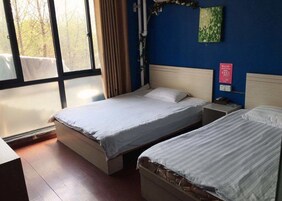 双床房 | 客房内保险箱、办公桌、遮光窗帘、熨斗/熨衣板