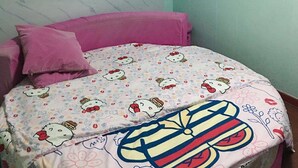 Un dormitorio con cama, aire acondicionado de pared y pared de color azul claro.