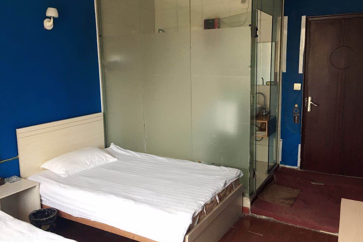 Caja de seguridad en la habitación, escritorio y cortinas blackout